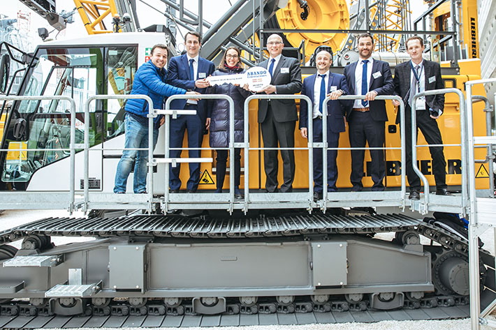 Entrega de llaveen Bauma 2019: una empresa familiar satisfecha con la nueva grúa sobre orugas de Liebherr